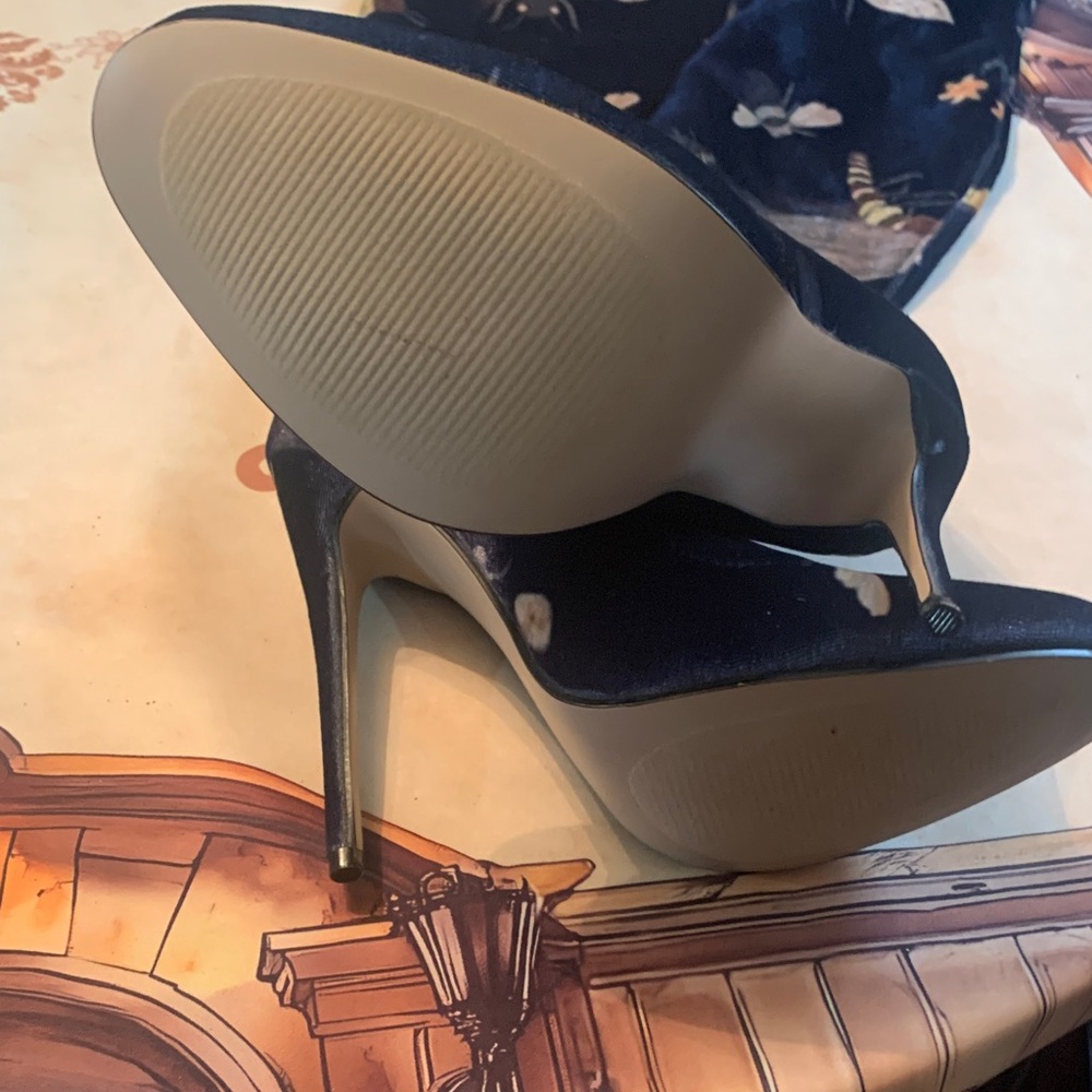 Elegant Navy Bee pattern Thigh High Heeled Boots - Picture 4 of 5